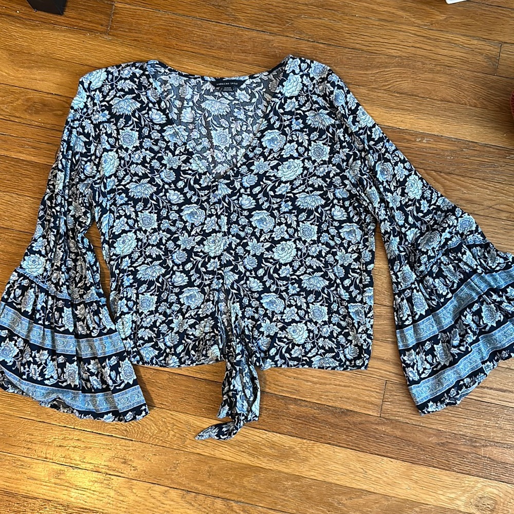 American eagle bell sleeve floral top